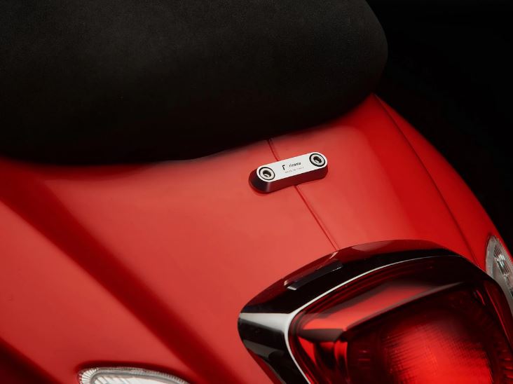 Cover thread RIZOMA passenger grab rail for Vespa GTS/GTS Super/GTV/Primavera, silver