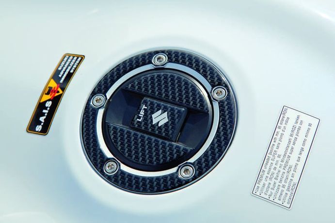 Gas cap protector, carbon look for Suzuki GSX-R1000 BJ. 2005 - 2006/ 2007-2008/ 2009-2011/ 2012-2016