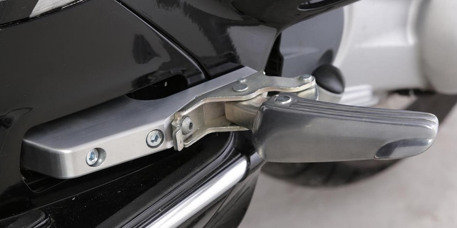 Footrest adapter pillion for Vespa GTS/GTS Super/GTV/GT 60/GT/GT L 125-300ccm, silver glossy