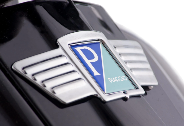 Cascade decorative wing for square PIAGGIO emblem, Mark I, for Vespa, plastic, chrome