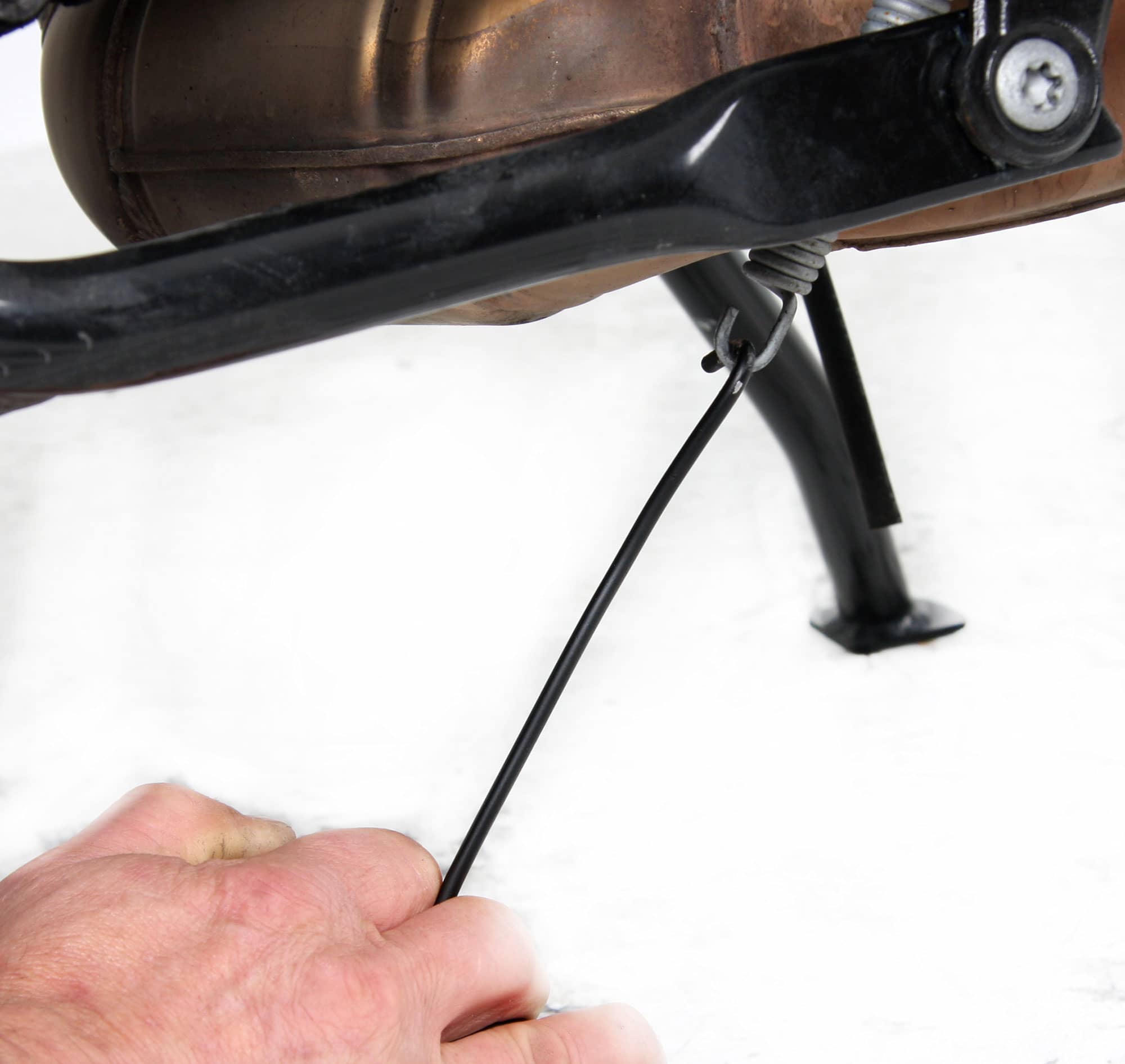 Tool for attaching the tension spring on main stands
