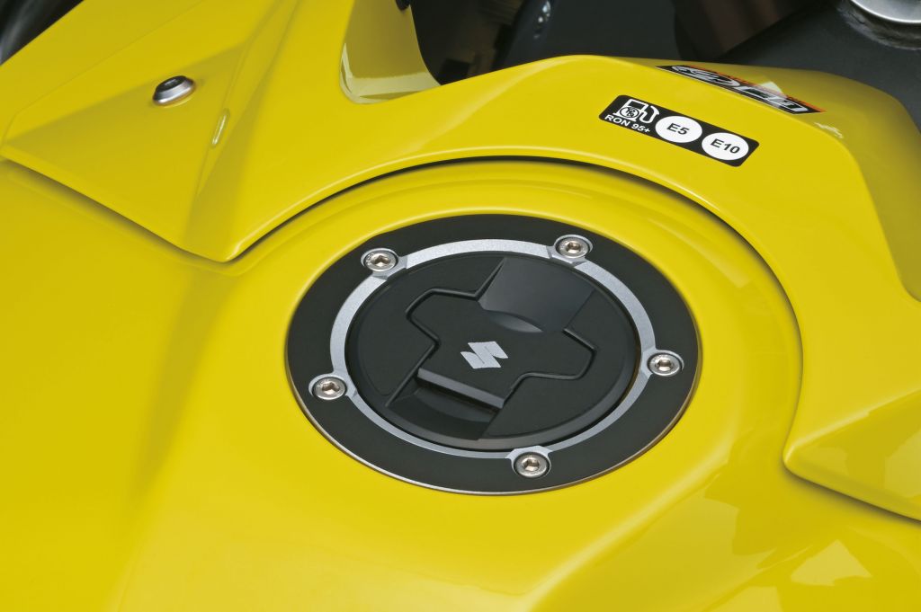 Gas cap protector (black) Suzuki GSX-8S / VStom 800 2023- Original Accessories