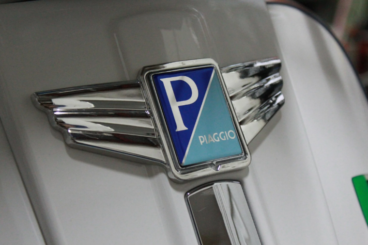 Cascade decorative wing for square PIAGGIO emblem, Mark II, for Vespa, plastic, chrome