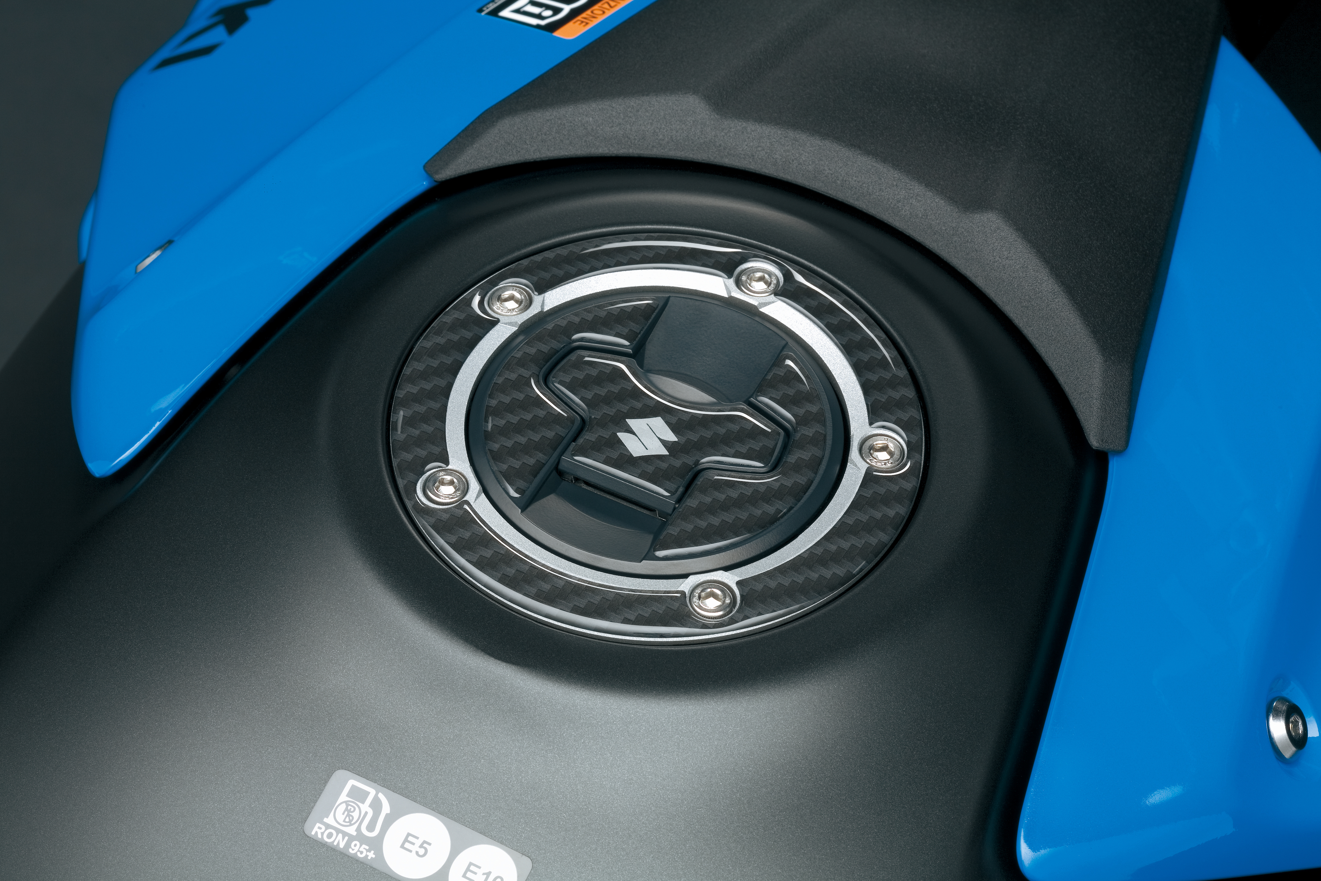Gas cap protector (carbon) Suzuki GSX-8S / V-Stom 800 2023- Original Accessories