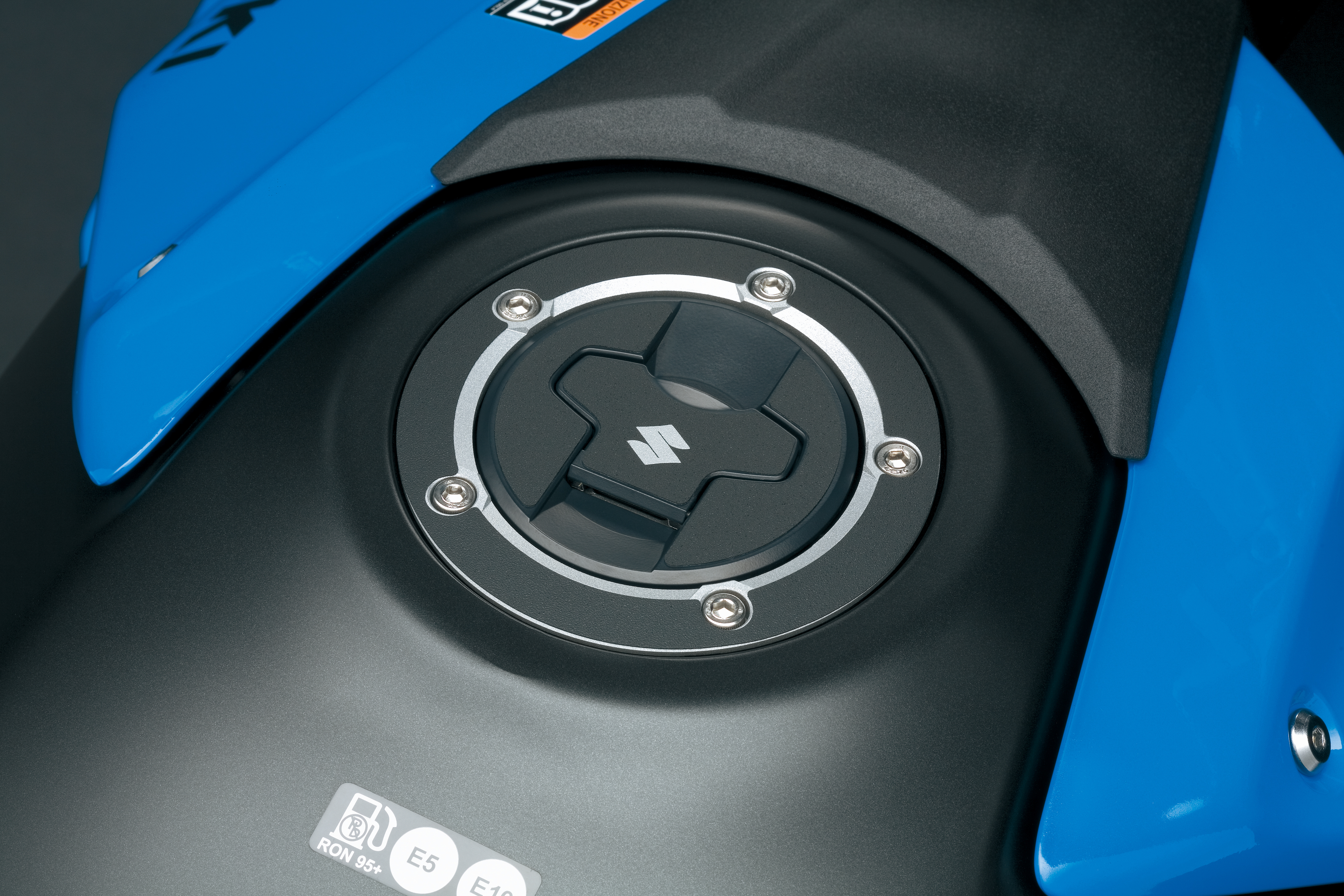 Gas cap protector (black) Suzuki GSX-8S / VStom 800 2023- Original Accessories
