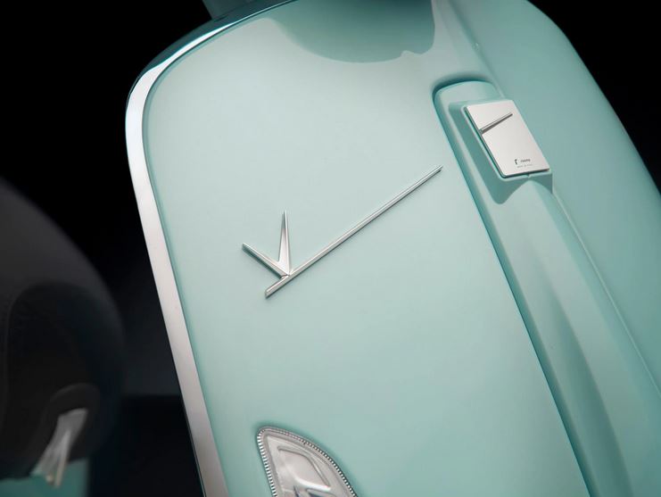 Lettering RIZOMA leg shield for Vespa, silver
